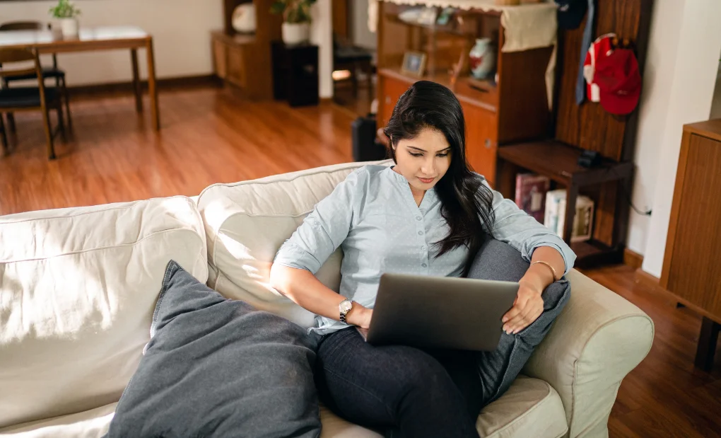 Indian-Women-laptop-par-kaam-karte-hue-online-earning-ke-liye-digital-workspace-use-karta-hua